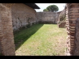 02938 ostia - regio v - insula v - terme dell'invidioso (v,v,2) - von raum l bli in raum c - apodyterium - ri westen.jpg